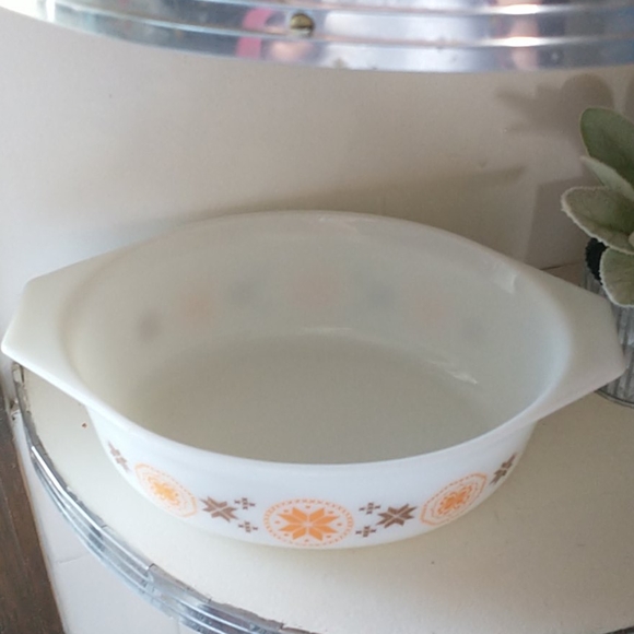 Vintage Pyrex Town & Country Casserole Dish - Picture 2 of 11